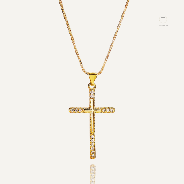 Collier en croix dorée, design élégant et raffiné