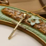 Collier croix Grâce, accessoire tendance et intemporel
