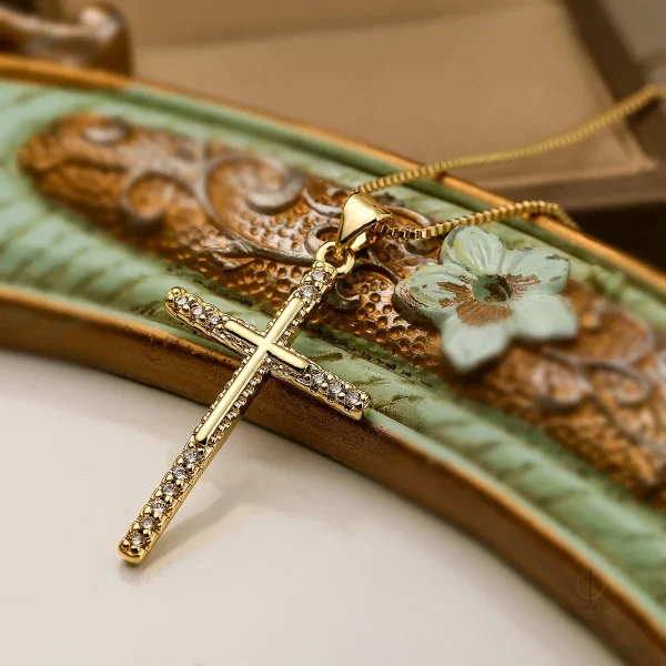 Collier croix Grâce, accessoire tendance et intemporel