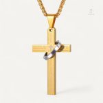 Collier Croix Gravée avec Anneau en acier inoxydable