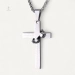 Collier élégant croix, design moderne et unique