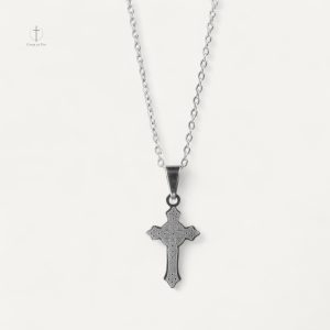 Collier Croix gravé avec design intemporel