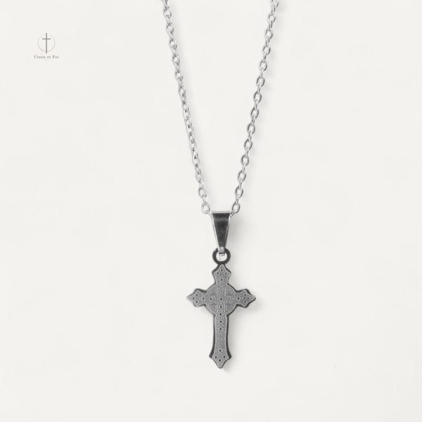 Collier Croix gravé avec design intemporel