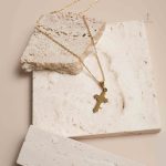 Accessoire de mode : Collier Croix gravé