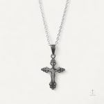 Collier en croix inspiré de l'héritage orthodoxe