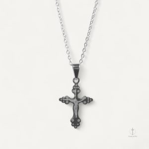 Collier en croix inspiré de l'héritage orthodoxe
