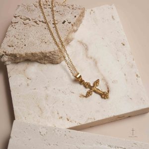 Bijou Croix Héritage, symbole de foi et d'élégance