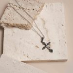 Collier en croix, accessoire spirituel unique et raffiné