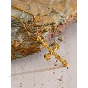 Collier Croix avec design traditionnel et symbolique