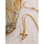 Collier Croix en pendentif avec finition élégante