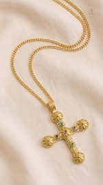 Collier Croix Sacré pour un look spirituel