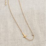 Collier avec croix horizontale, style contemporain