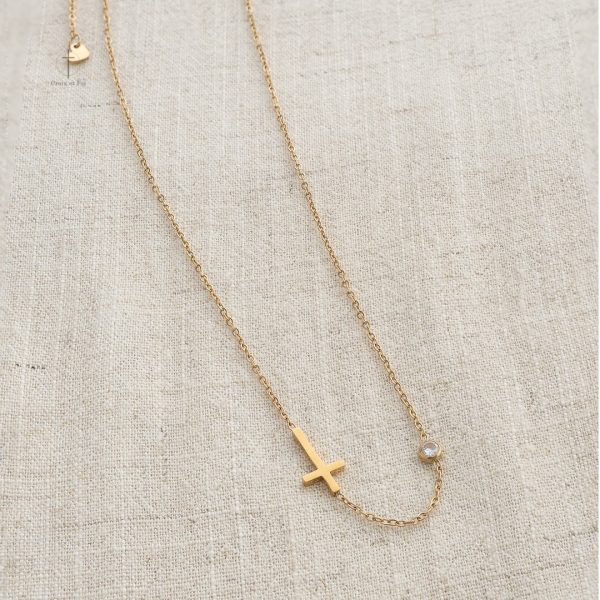 Collier avec croix horizontale, style contemporain