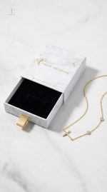Pierres Serties sur un Collier Croix Moderne