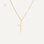 Collier Croix Jésus en métal élégant et symbolique