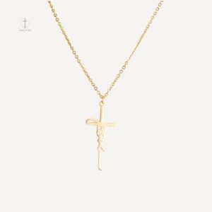 Collier Croix Jésus en métal élégant et symbolique