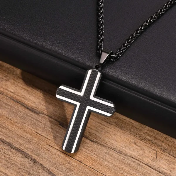 Accessoire tendance, croix en losange noir