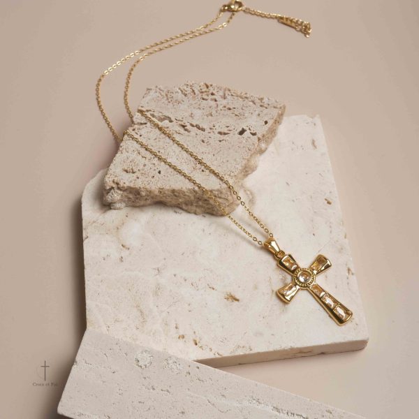 Bijou croix dorée, élégance simple et lumineuse