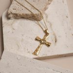 Collier avec croix dorée, symbole de foi et raffinement