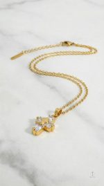 Collier en pierre blanche au design croisé