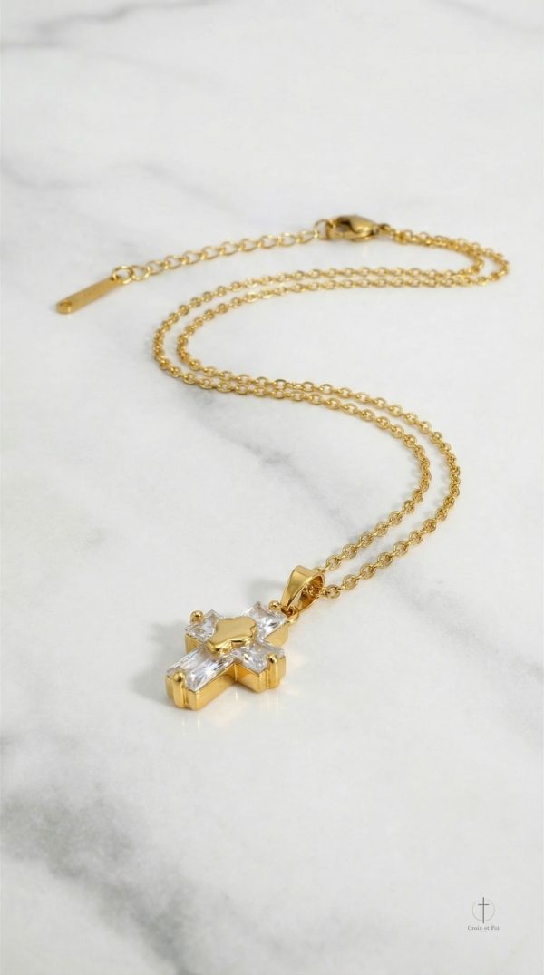 Collier en pierre blanche au design croisé