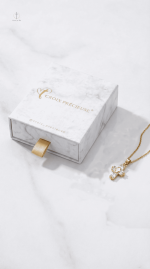 Collier Croix sobre et raffiné en pierre