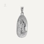 Collier religieux avec design de croix ovale