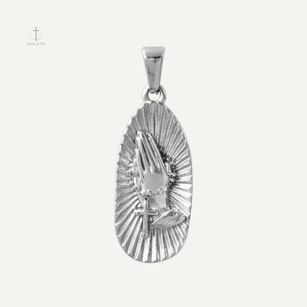 Collier religieux avec design de croix ovale