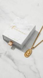 Médaille ovale sur collier en croix, symbole de foi