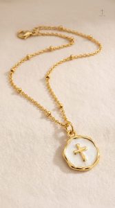 Accessoire de mode : collier croix élégant