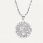 Médaille Saint Benoît sur collier croix élégant