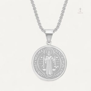 Médaille Saint Benoît sur collier croix élégant