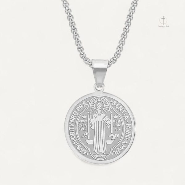 Médaille Saint Benoît sur collier croix élégant