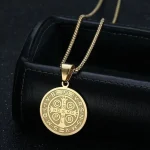 Collier croix inspiré par la tradition chrétienne
