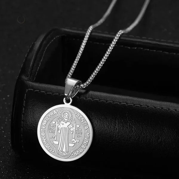 Accessoire religieux avec croix et médaille bénédictine