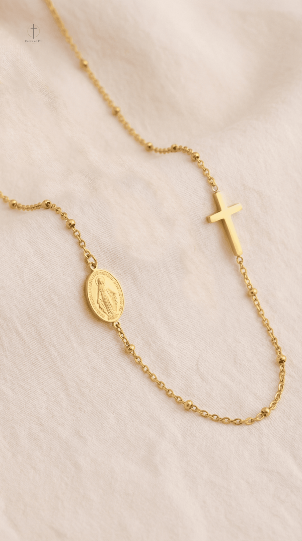 Accessoire spirituel : croix et médaille dorée