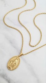 Collier avec croix et médaille sacrée