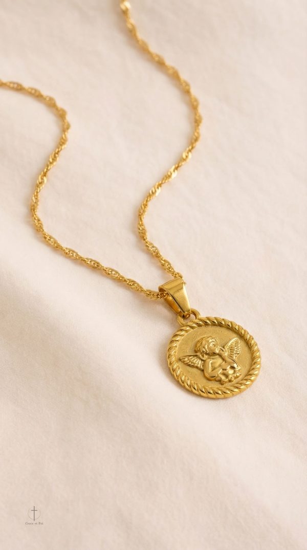 Collier avec croix et ange stylisé