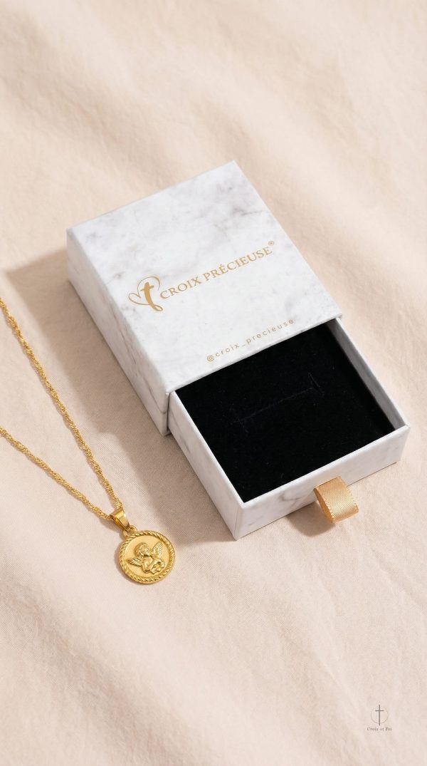 Élégant collier croix médaillon