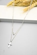 Collier avec double chaîne et croix, design minimaliste chic
