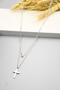 Collier avec double chaîne et croix, design minimaliste chic