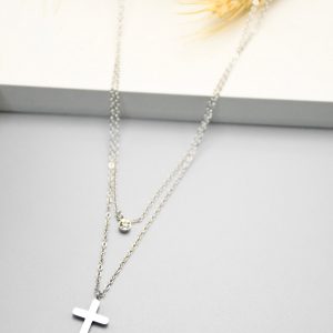 Collier avec double chaîne et croix, design minimaliste chic