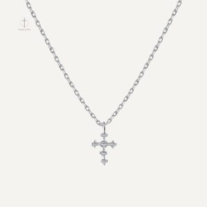 Accessoire tendance en croix, parfait pour toutes les occasions