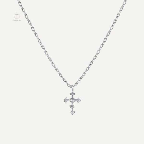 Accessoire tendance en croix, parfait pour toutes les occasions