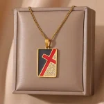 Collier moderne avec croix, idéal pour un look chic