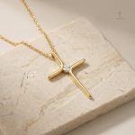 Croix Dorée avec détails en Zircon lumineux