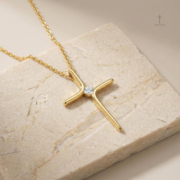 Croix Dorée avec détails en Zircon lumineux