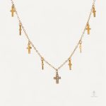 Collier Croix Multi Breloques élégant et tendance