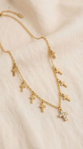 Accessoire de mode : Collier Croix avec détails uniques