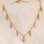 Collier Croix délicat avec charms variés pour un look unique